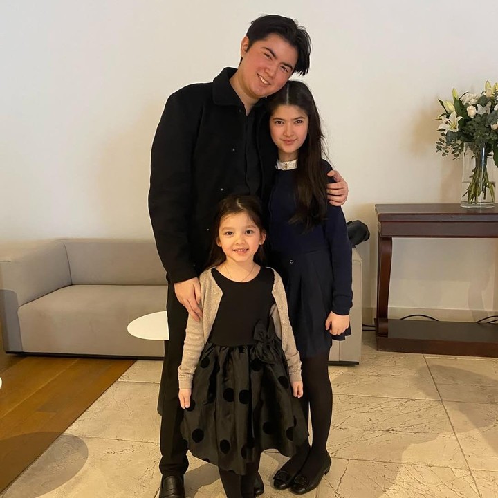 <p>Seperti yang diketahu, sang ayah yang kini telah menikah dengan Melina, dikaruniai dua anak perempuan. Kedekatan Sean dengan adik-adik sambungnya pun kerap diabadikan.&nbsp;(Foto: Instagram @melinaatian)</p>