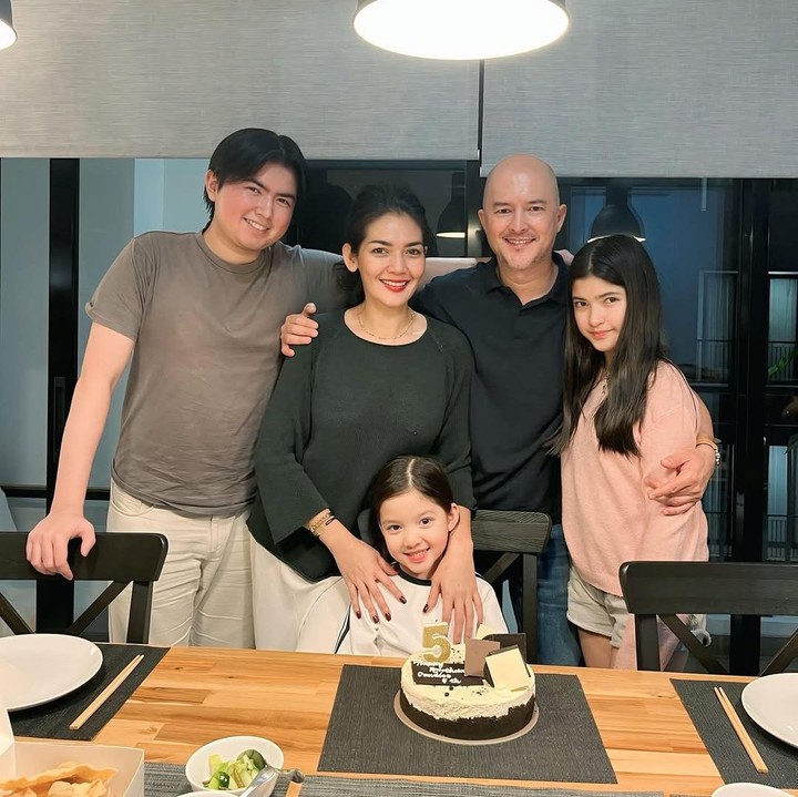 <p>Misalnya saja seperti foto yang satu ini ketika Sean merayakan ulang tahun salah satu adik sambungnya dari sang ayah. &ldquo;Perayaan ulang tahun Candice yang indah bersama keluarga,&rdquo; tulis Melina, dikutip dari laman Instagram <em>@melinaatian,</em> Jumat (19/12/2025).&nbsp;(Foto: Instagram @melinaatian)</p>