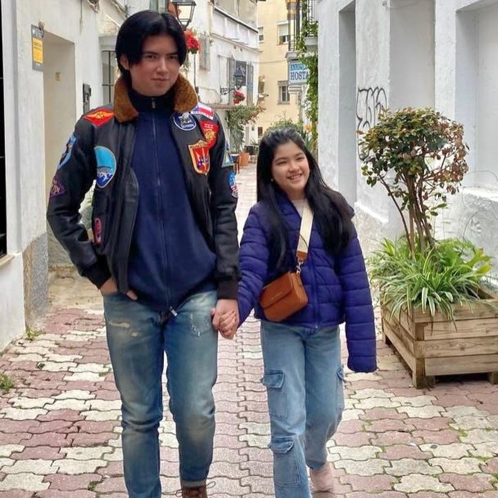 <p>Sean, yang kini berusia 22 tahun, memiliki kedekatan yang cukup erat dengan empat adik sambung perempuannya. Bahkan, ia sering menghabiskan waktu bersama mereka.&nbsp;(Foto: Instagram @melinaatian)</p>