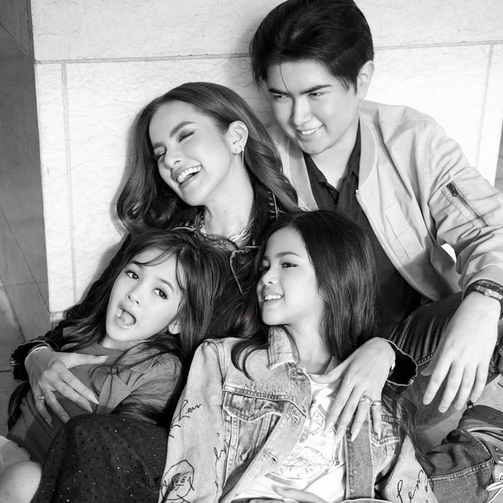 <p>Selain itu, ia juga memiliki dua adik sambung perempuan dari pernikahan sang Bunda dengan mantan suaminya, Auufar Hutapea, yaitu Aleena Naira Hutapea dan Andreena Naira Hana Hutapea.&nbsp;(Foto: Instagram @ollaramlan)</p>