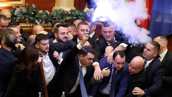 FOTO: Sidang DPR di Albania Ricuh, Wakil Rakyat Saling Adu Jotos