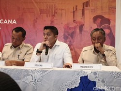 Seskab Teddy Jawab Anggapan Pemerintah Lambat Tangani Bencana Sumatera