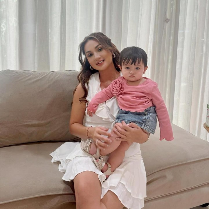 <p>Artis Tengku Dewi Putri juga sempat didiagnosis PCOS sebelum hamil anak pertama. Kondisi tersebut membuatnya memilih untuk menjalani program bayi tabung, Bunda. Melalui program hamil ini, Tengku Dewi berhasil mendapatkan kehamilan pertama. Pada 2021, ia melahirkan seorang anak laki-laki bernama Eshan Rayn Fischer. Tiga tahun berselang atau di tahun 2024, ia kembali dikaruniai anak kedua perempuan bernama Zeya Savvanah Luv. (Foto: Instagram @tengkudewiputri_tdp)</p>