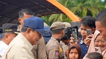 Prabowo Kunjungi Posko Pengungsi Warga di Agam