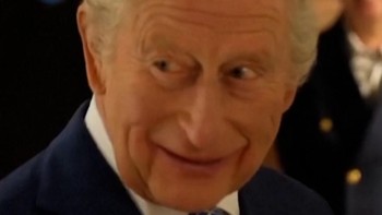 Momen Raja Charles III Mencicipi Bir di Pabrik Guinness London