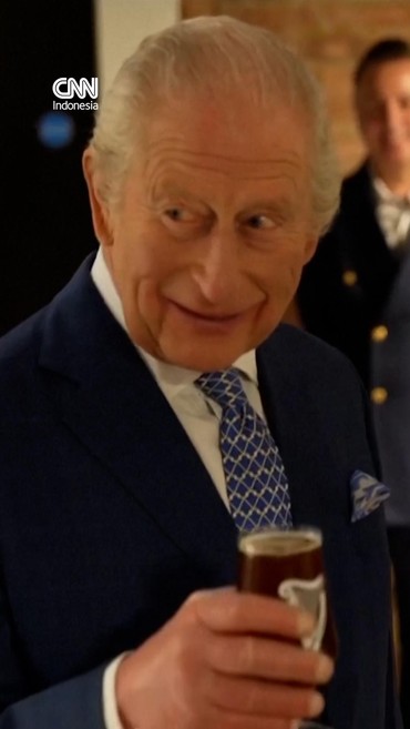 Momen Raja Charles III Mencicipi Bir di Pabrik Guinness London