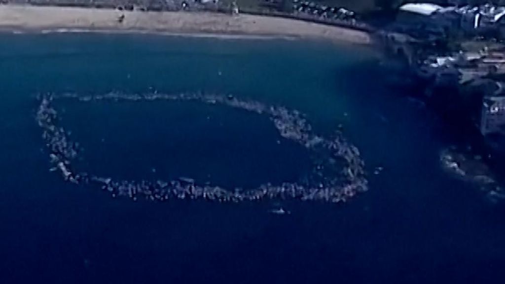 Peselancar dan Perenang Hormati Korban Penembakan Sydney