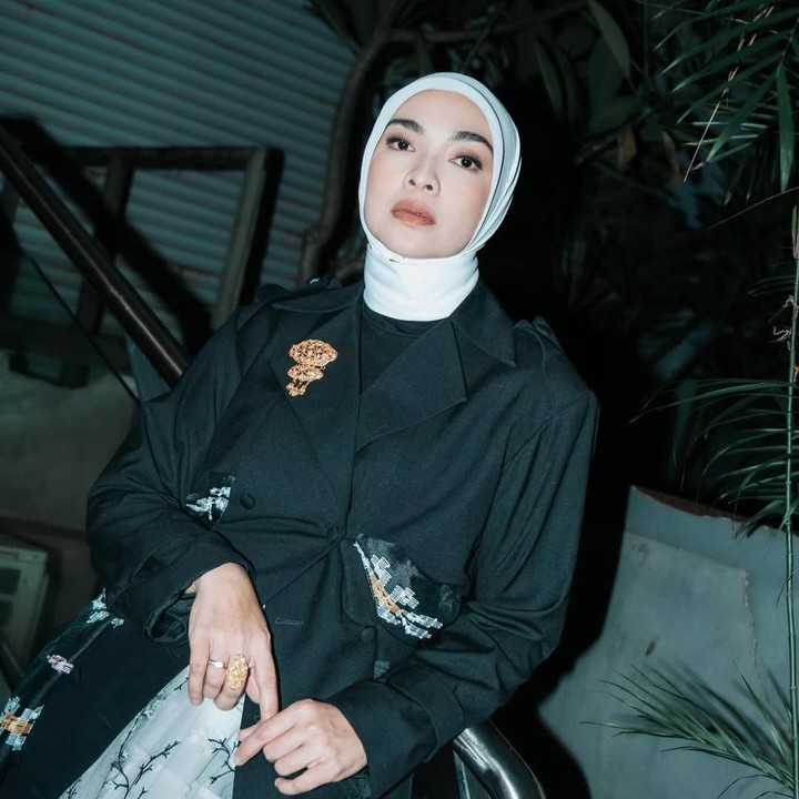 <p>Perjuangan artis Tika Bravani untuk mendapatkan momongan juga tak mudah. Istri Dimas Aditya ini sempat didiagnosis mengalami PCOS. Tika lalu mulai mengubah gaya hidupnya untuk mendapatkan momongan. Tiga tahun menanti, pada Agustus 2019, Tika mengumumkan kabar kehamilannya. Pada Februari 2020, ia dikaruniai anak pertama berjenis kelamin laki-laki yang diberi nama Kalam Mahandika Yusuf. (Foto: Instagram @ tikabravani)</p>