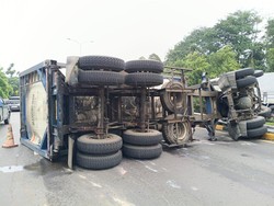Lalin di Tol Cikunir Macet 3 Kilometer Imbas Truk Terguling