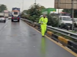 Evakuasi Truk Terguling di Cikunir Selesai Usai 4 Jam, Lalin Normal Lagi