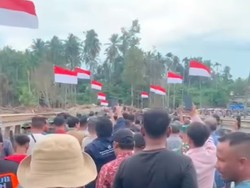Bendera Merah Putih Berkibar dan Doa Warga Saat Jembatan di Bireuen Tersambung