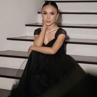 Full Perhiasan, 7 Penampilan Glamor Yuni Shara yang Shining, Shimmering, & Splendid