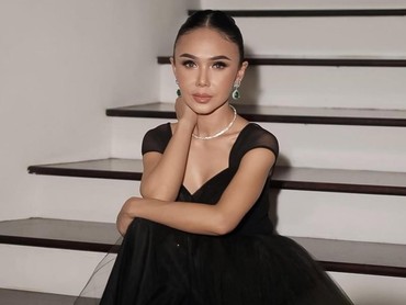 Full Perhiasan, 7 Penampilan Glamor Yuni Shara yang Shining, Shimmering, & Splendid