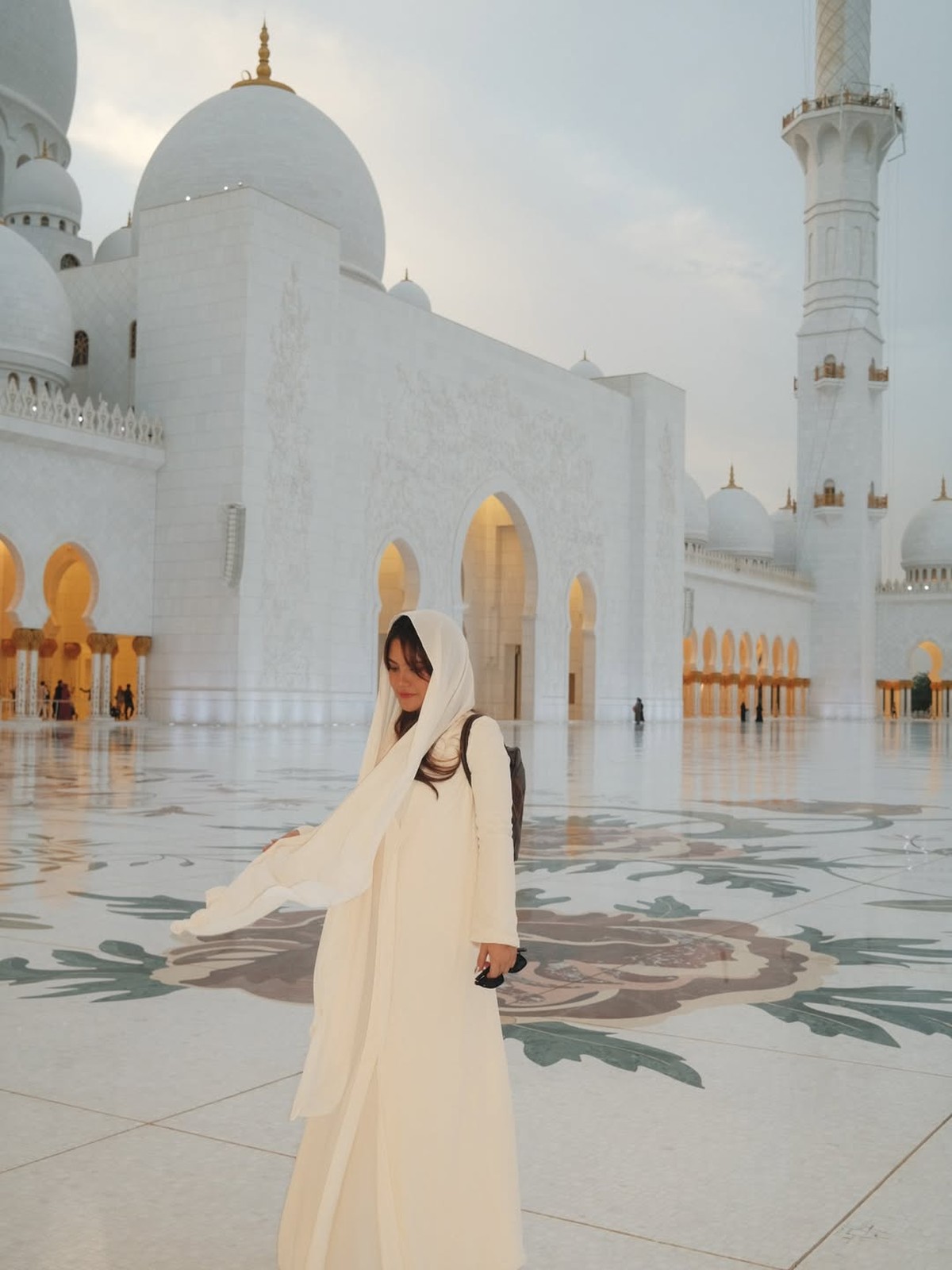 Cantik Berkerudung di Masjid Sheikh Zayed&comma; Ini Kata Marsha Aruan soal Sudah Mualaf