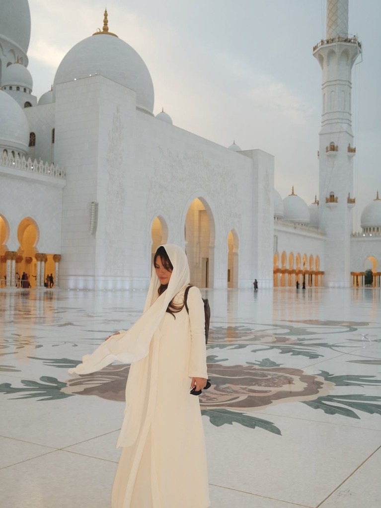 Cantik Berkerudung di Masjid Sheikh Zayed&comma; Ini Kata Marsha Aruan soal Sudah Mualaf