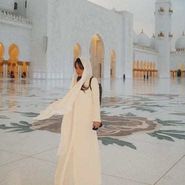 Cantik Berkerudung di Masjid Sheikh Zayed, Ini Kata Marsha Aruan soal Sudah Mualaf