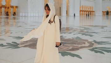Berita Seputar Selebriti Insertlive Terkini : Cantik Berkerudung di Masjid Sheikh Zayed, Ini Kata Marsha Aruan soal Sudah Mualaf