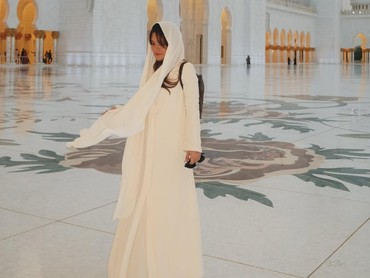 Cantik Berkerudung di Masjid Sheikh Zayed, Ini Kata Marsha Aruan soal Sudah Mualaf