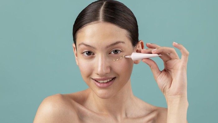 Kandungan eye cream untuk cerahkan mata panda. Mulai dari vitamin C sampai kojic acid.