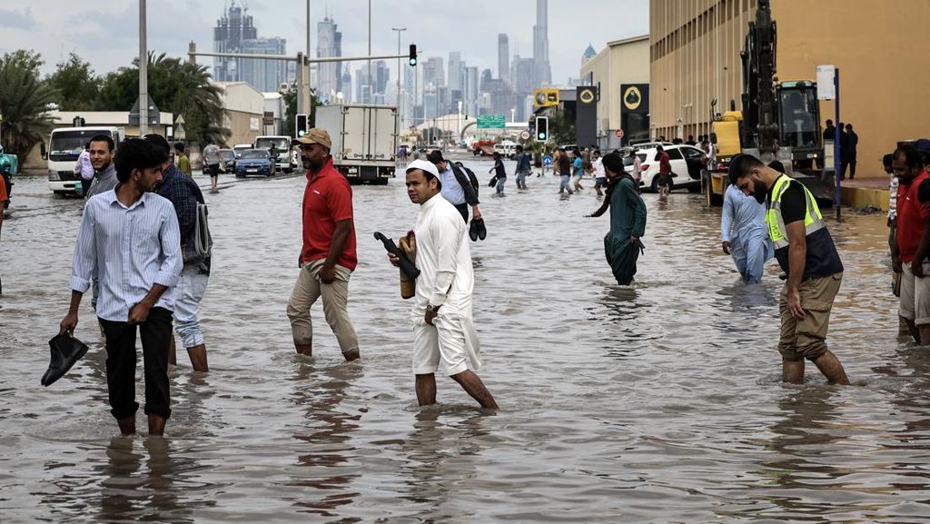 FOTO: Hujan Deras, Dubai Dilanda Banjir