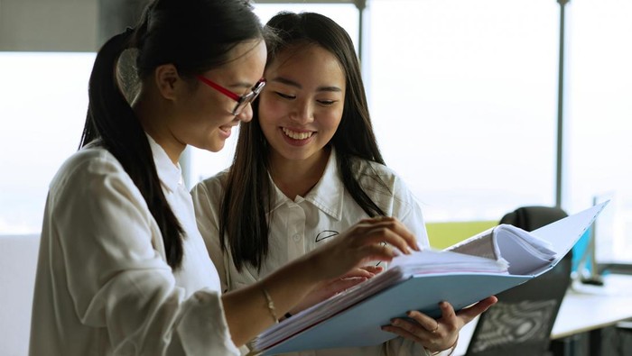 Orang yang iri akan merasa perlu bersaing denganmu. Sikap ini bukan didorong passion, melainkan rasa insecure.