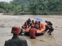 Kisah Polwan Bayu Sunarti, Naluri Ibu Menembus Derasnya Sungai Cidadap