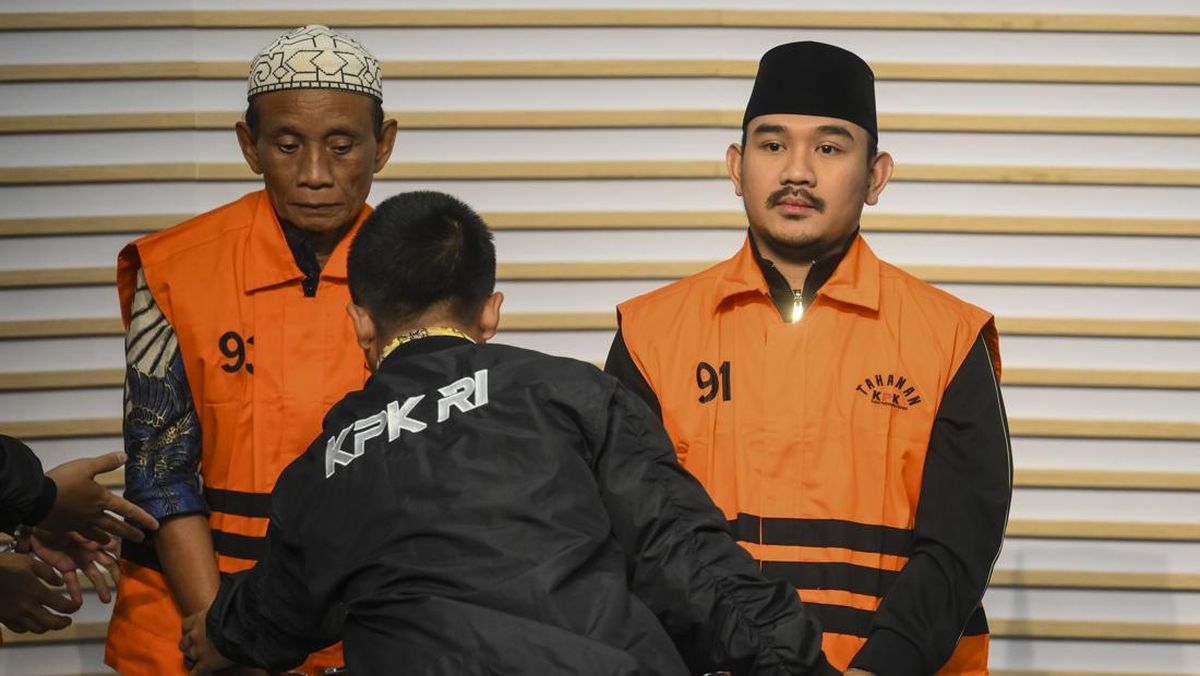 KPK Sita Land Cruiser dari Rumah Bupati Bekasi Ade Kuswara