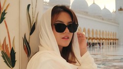 Potret Anggun Marsha Aruan Berkerudung di Masjid Sheikh Zayed Curi Perhatian