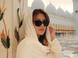Potret Anggun Marsha Aruan Berkerudung di Masjid Sheikh Zayed Curi Perhatian
