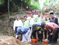 Polres Banjarnegara Bangun Jembatan Mudahkan Akses Siswa Sekolah