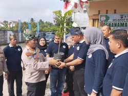 Rayakan HUT ke-45, Satpam di Riau Tanam Pohon dan Bakti Sosial Bareng Polisi