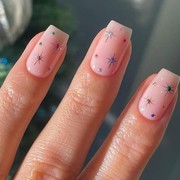 6 Inspirasi Nail Art Tahun Baru 2026 yang Fresh dan Stylish, Gaya Makin Paripurna!