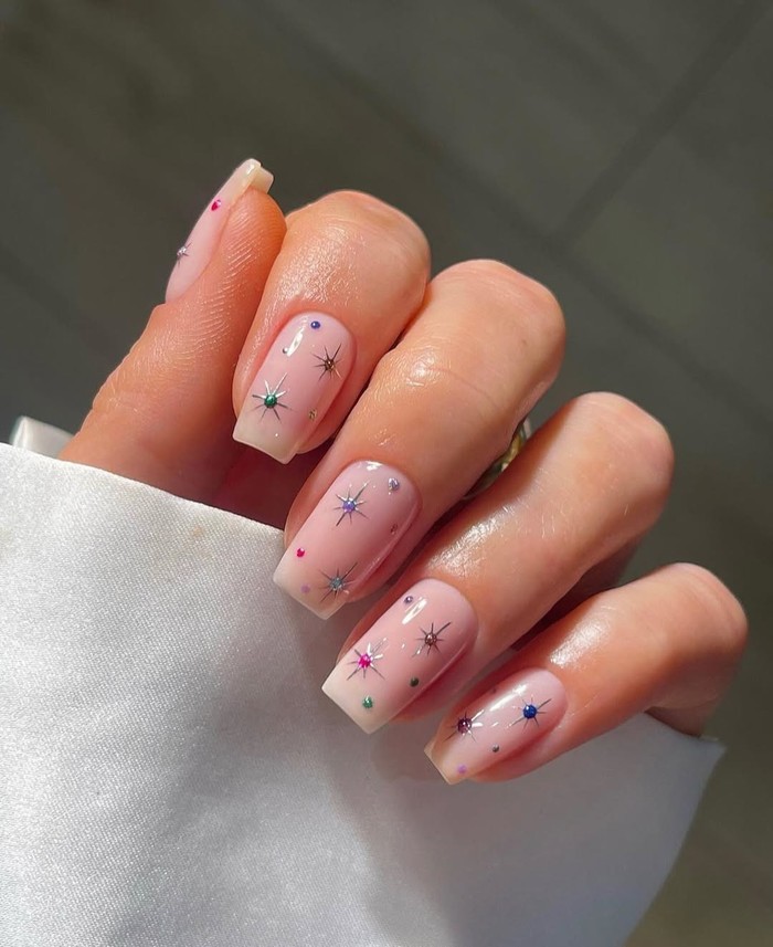 Celestial gems menghadirkan nail art bertema langit dengan aksen batu kecil yang berkilau. Desain ini memberi kesan magis namun tetap elegan./ Foto: instagram.com/gelsbybry