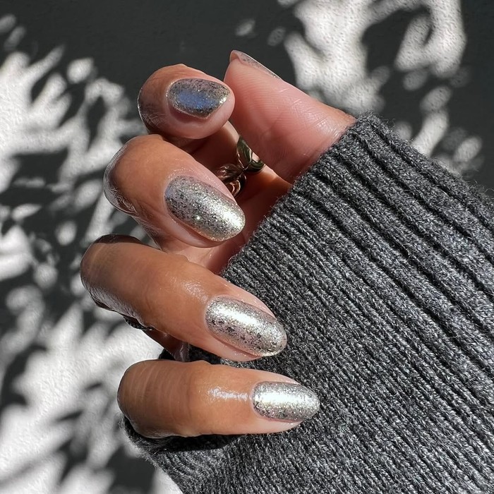 Nail art crushed foil menghadirkan tampilan metalik dengan efek tekstur yang elegan dan modern. Cocok untuk kamu yang ingin kuku berkilau./ Foto: instagram.com/themaniclub