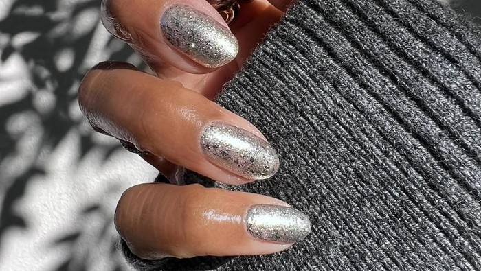 Nail art crushed foil menghadirkan tampilan metalik dengan efek tekstur yang elegan dan modern. Cocok untuk kamu yang ingin kuku berkilau./ Foto: instagram.com/themaniclub