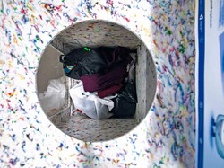 Perjalanan Kedua Pakaian Bekas di MRT