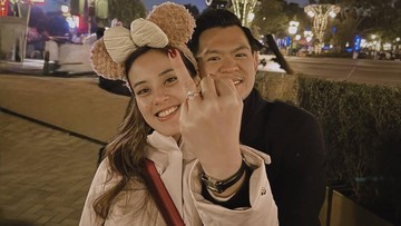 Momen Romantis Jerry Lamar Fani MCI di Disneyland Shanghai