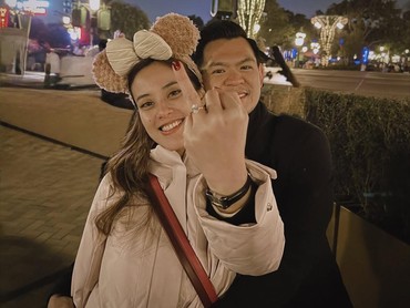 Momen Romantis Jerry Lamar Fani MCI di Disneyland Shanghai