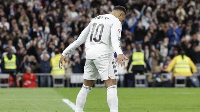 Pemain Real Madrid Kylian Mbappe ungkap alasan tiru kedipan mata dan selebrasi 'siuuu' ala Cristiano Ronaldo usai cetak rekor gol 59 di Real Madrid.