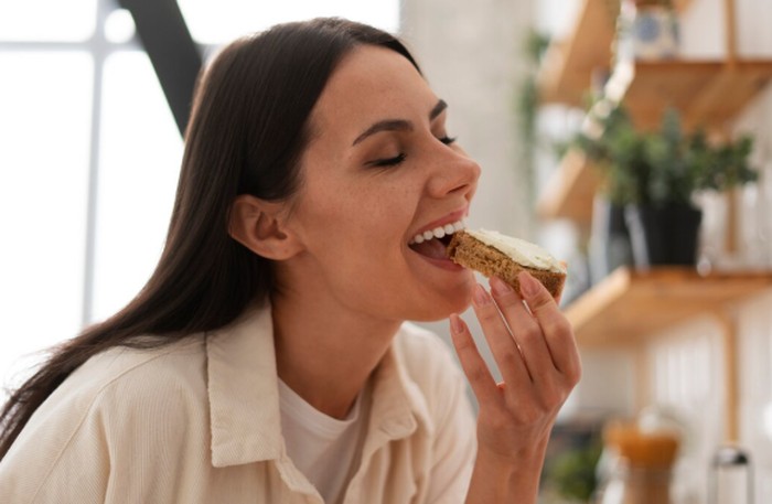 Baik sourdough maupun whole wheat tetap mengandung gluten dan karbohidrat tinggi. Konsumsinya perlu disesuaikan dengan kondisi kesehatan dan pola makan./ Foto: freepik.com