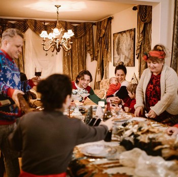 Nggak Perlu Pesta Besar, 4 Cara Sederhana Menyambut Tahun Baru dengan Hangat Bersama Orang Tersayang