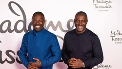 Idris Elba Pose dengan Patung Lilinnya, Langsung Telepon & Ungkap Reaksi Ibunda