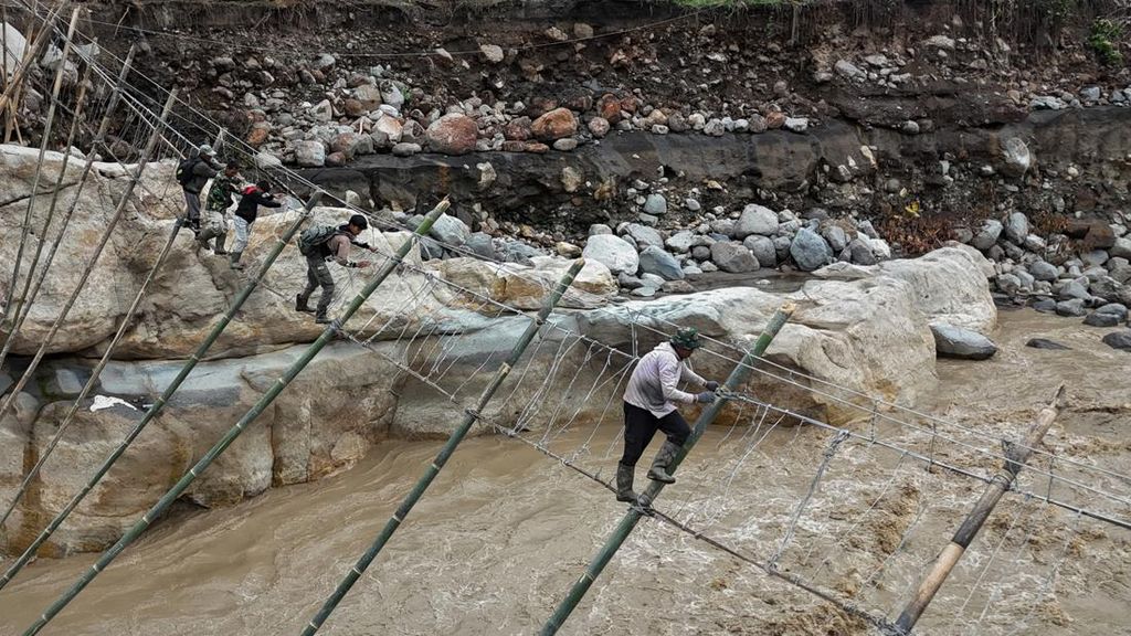 Jembatan Gantung Penghubung 2 Desa di Mamuju Putus, Warga Terluka