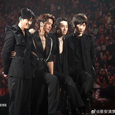 7 Momen Emosional Jerry Yan Pakai Kalung Meteor Garden Kenang Barbie Hsu di Konser F4