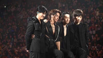 7 Momen Emosional Jerry Yan Pakai Kalung Meteor Garden Kenang Barbie Hsu di Konser F4