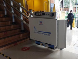 Stasiun Cikini Dipasangi Lift Tangga bagi Disabilitas, Perdana di Stasiun KAI