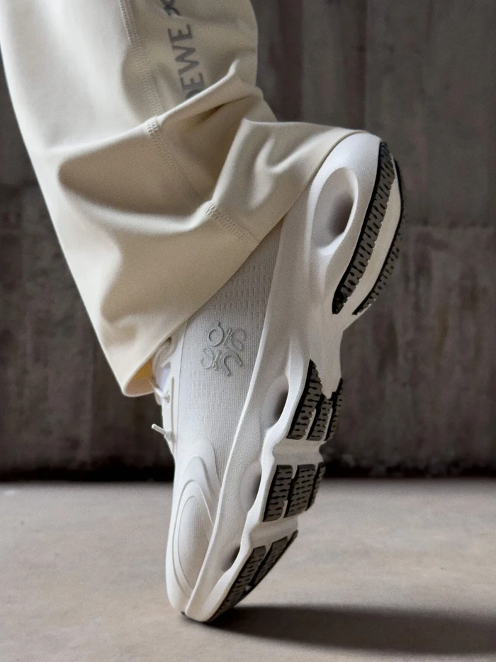 Loewe x On. Kolaborasi ini merilis sepatu ikonis On Cloud dan sejumlah apparel.