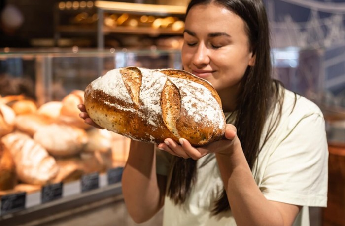 Menurut ahli gizi, sourdough cenderung lebih mudah dicerna dibandingkan whole wheat biasa. Proses fermentasinya membantu mengurangi gluten dan senyawa pemicu gangguan pencernaan./ Foto: freepik.com/pvproductions