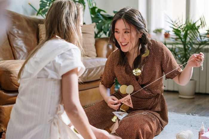 Membantu orang lain. Orang bermental tangguh sangat menjaga support system mereka.