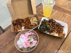 Asyiknya! Kulineran Nasi Kampung Bali dan Es Pisang Ijo di Pinggir Pantai